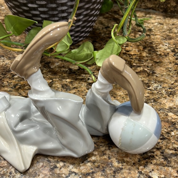 Llardo collectible large clown Well usually posing with a ball - Picture 8 of 10